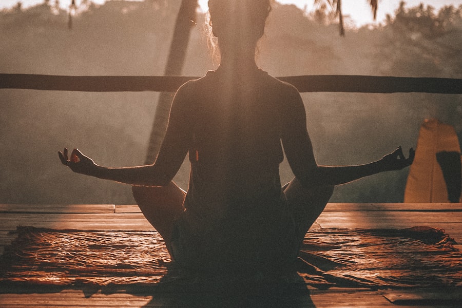 Gün batımında meditasyon yapan kişi