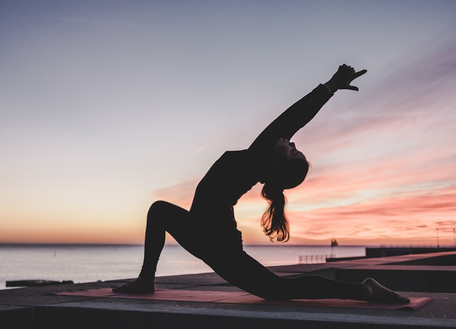 Birebir dönüşüm programını temsil eden gün batımında yoga